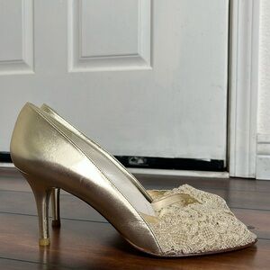 STUART WEITZMAN CHANTELLE GOLD SWISS LACE EVENING PEEPTOE PUMPS SZ 10 WEDDING